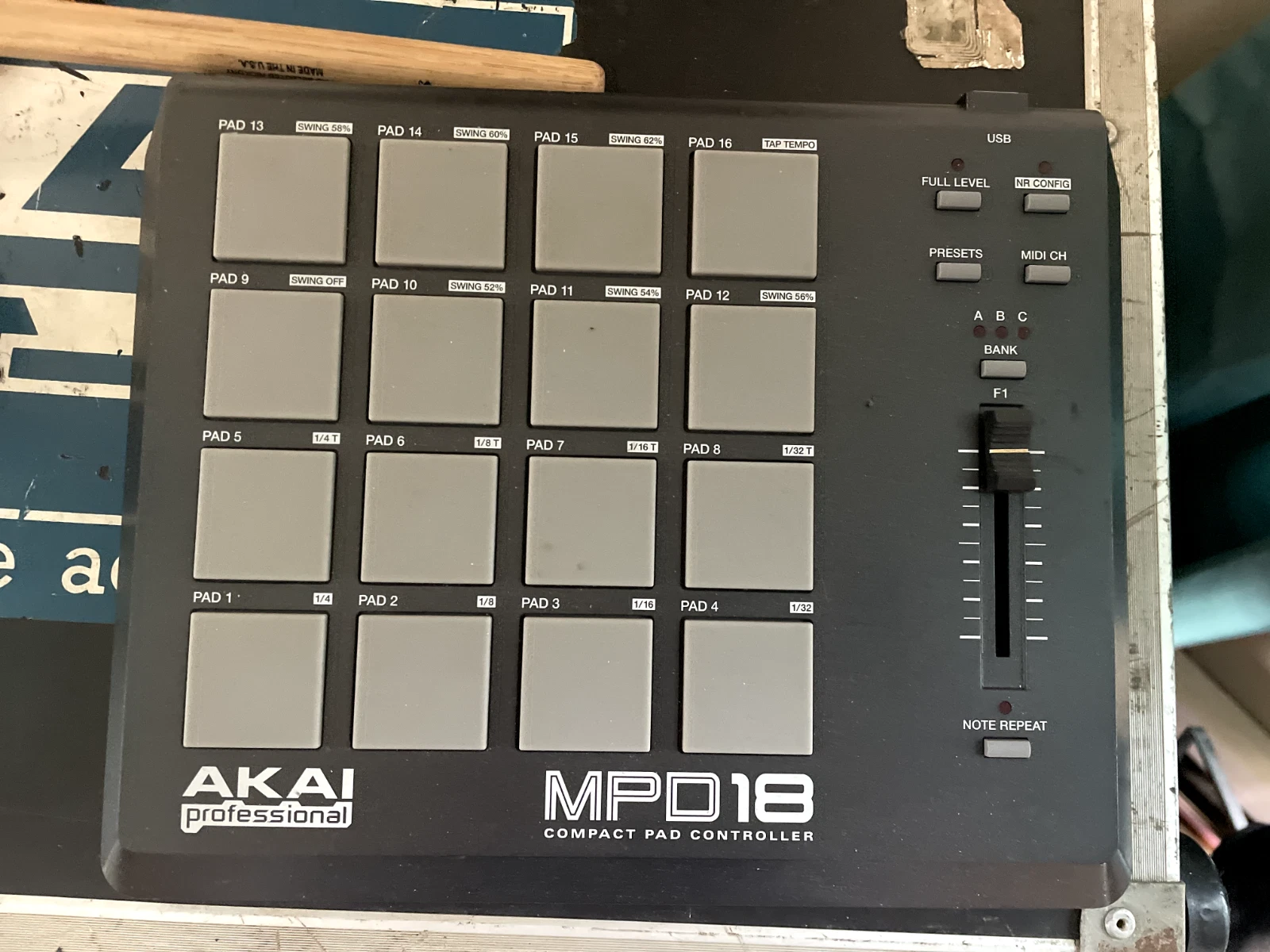 Akai MPD18 MPD 18 midi controller drum pad 16 pads — photo 2